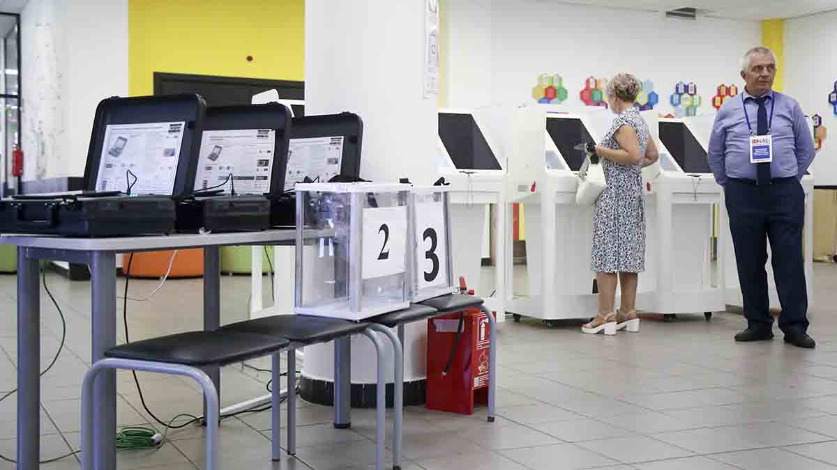 Вице-спикер ГД Владислав Даванков проголосовал с помощью терминала в Москве