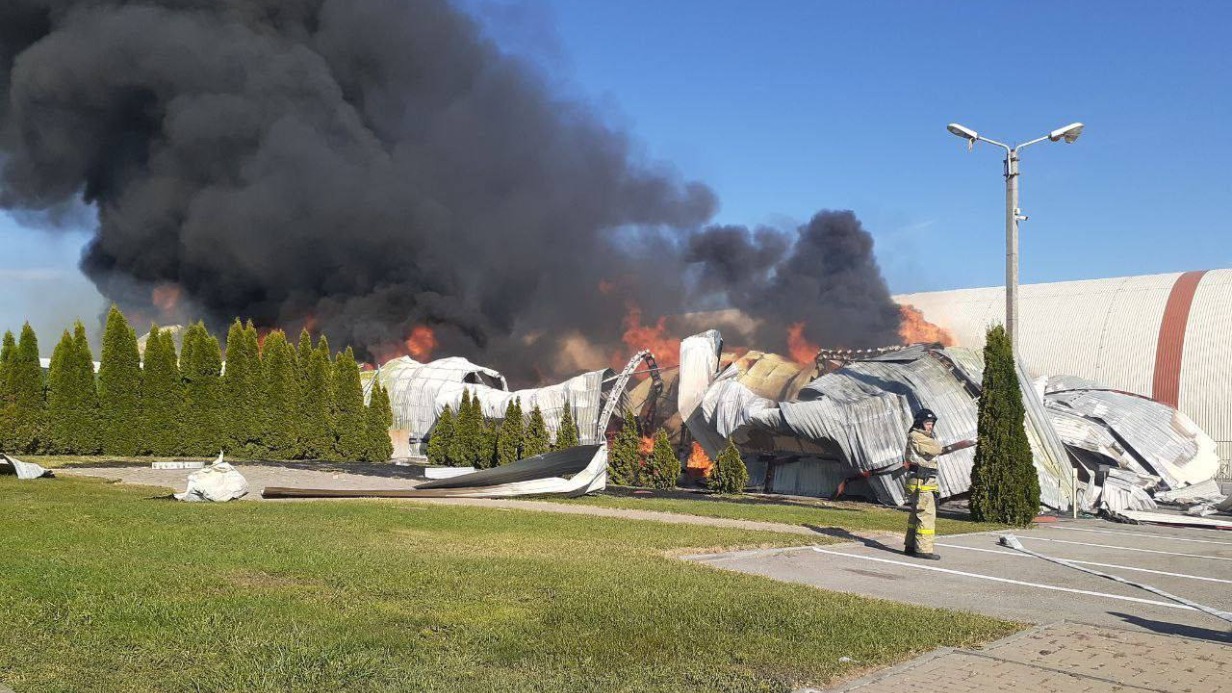 Ангар загорелся после повторной атаки со стороны ВСУ в Белгородской области 