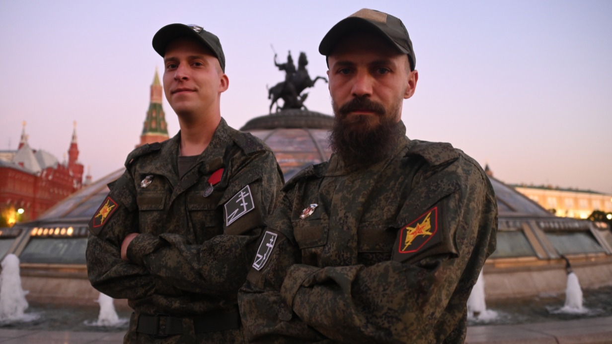 Выступление музыкального коллектива 1430-го гвардейского полка «АртАгитБригада1430» в рамках форума-фестиваля «Территория будущего. Москва 2030». Автор песен, гитарист, боец с позывным «Апостол» и исполнитель композиций на аккордеоне, боец с позывным «Двиня»