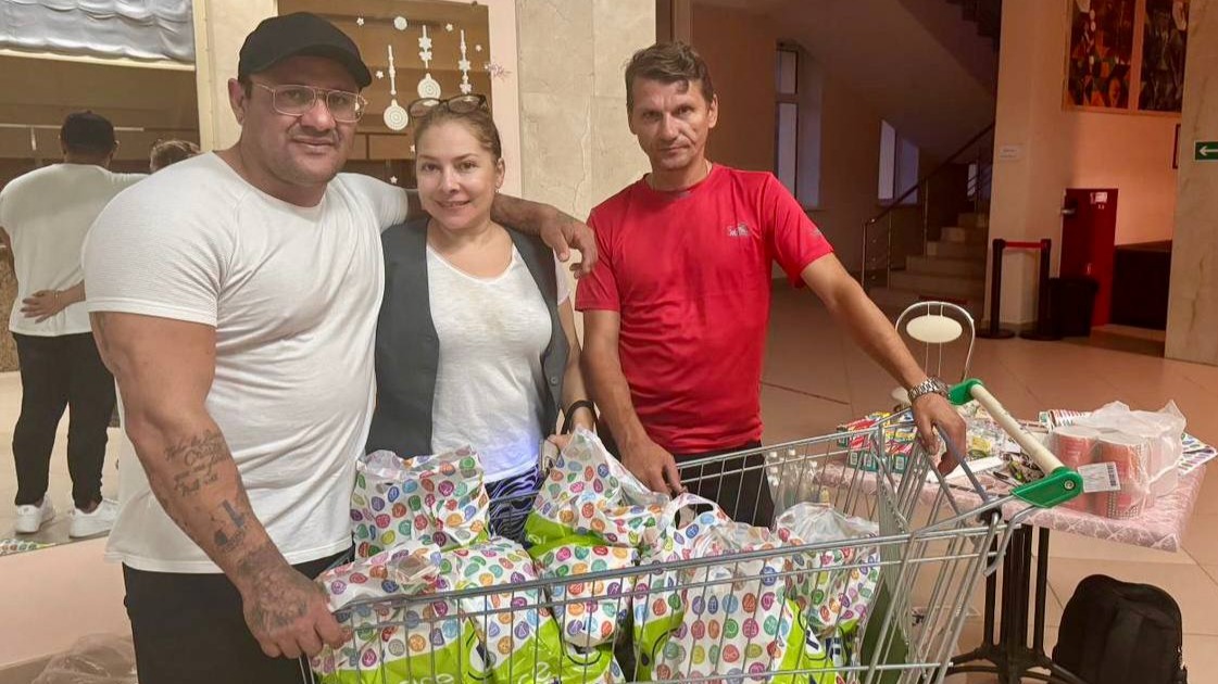 Дрессировщик Карлос Брешиани, жена Карлоса Стойна Андреа Милла Лавалович и сотрудник Курского государственного цирка Алексей