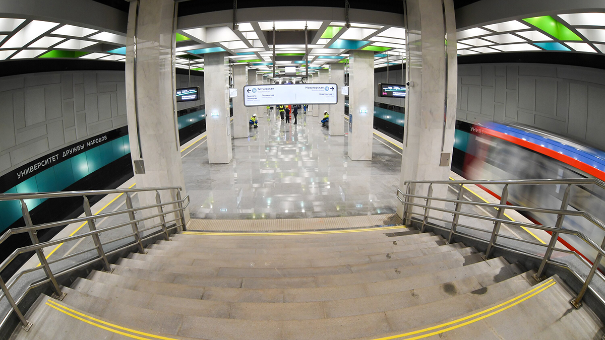 Силовики задержали москвича, столкнувшего прохожего с лестницы при входе в метро