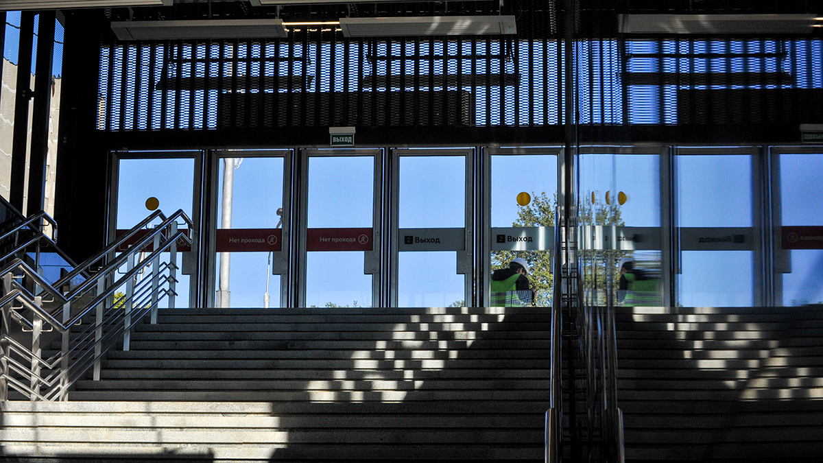 «Разозлился на дверь»: москвич разбил стекло на станции метро «Савеловская»