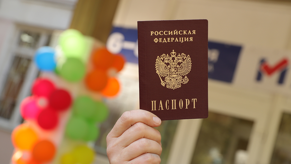 В отношении девушки, поджегшей свой паспорт, завели дело в Питере