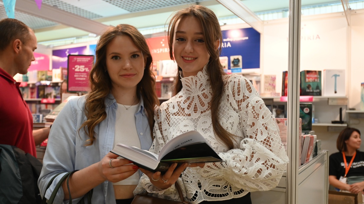 Посетительницы книжной ярмарки Олеся Тетенькина и Ксения Роденко в Экспоцентре