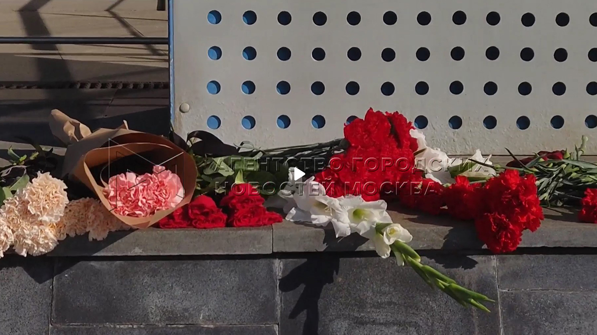 Москвичи несут цветы к «Планете КВН» в память о Маслякове