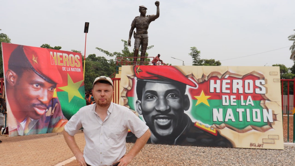 Африканист и путешественник Виктор Васильев у памятника-мемориала революционеру Тома Санкара в западноафриканском государстве Буркина-Фасо