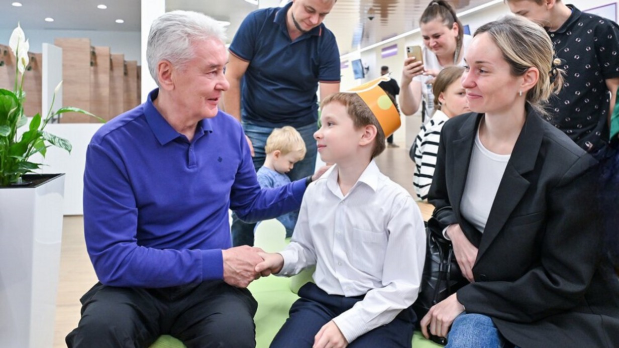 Мэр Москвы Сергей Собянин (слева) во время открытия после масштабной реконструкции детской городской поликлиники № 52 пообщался с маленькими пациентами и их родителями. Одновременно в городе начали работу после завершения реконструкции еще несколько зданий медучреждений в разных районах города