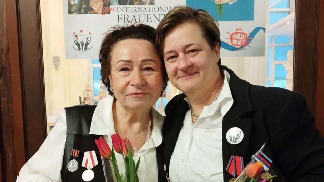 Командир международной волонтерской группы «Москва — Донбасс» Елена Романенко (слева) и президент немецкого благотворительного фонда «Мост мира — помощь жертвам войны» Лиана Килинч