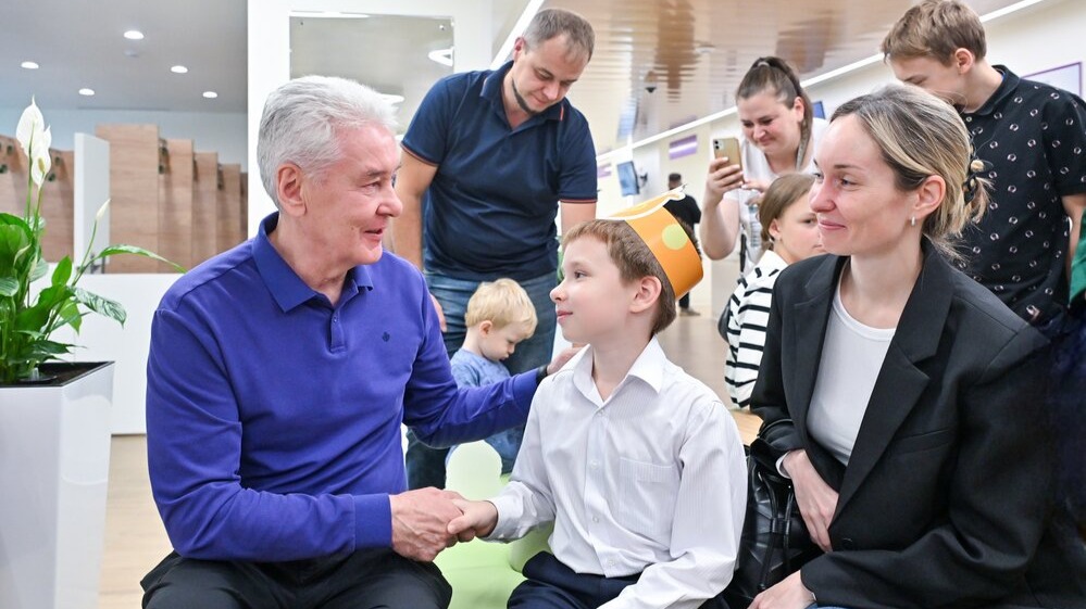 Мэр Москвы Сергей Собянин общается с пациентами головного здания детской поликлиники № 52