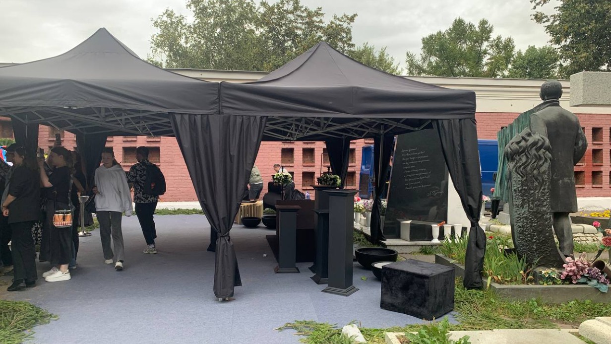 Появились первые фотографии могилы Маслякова