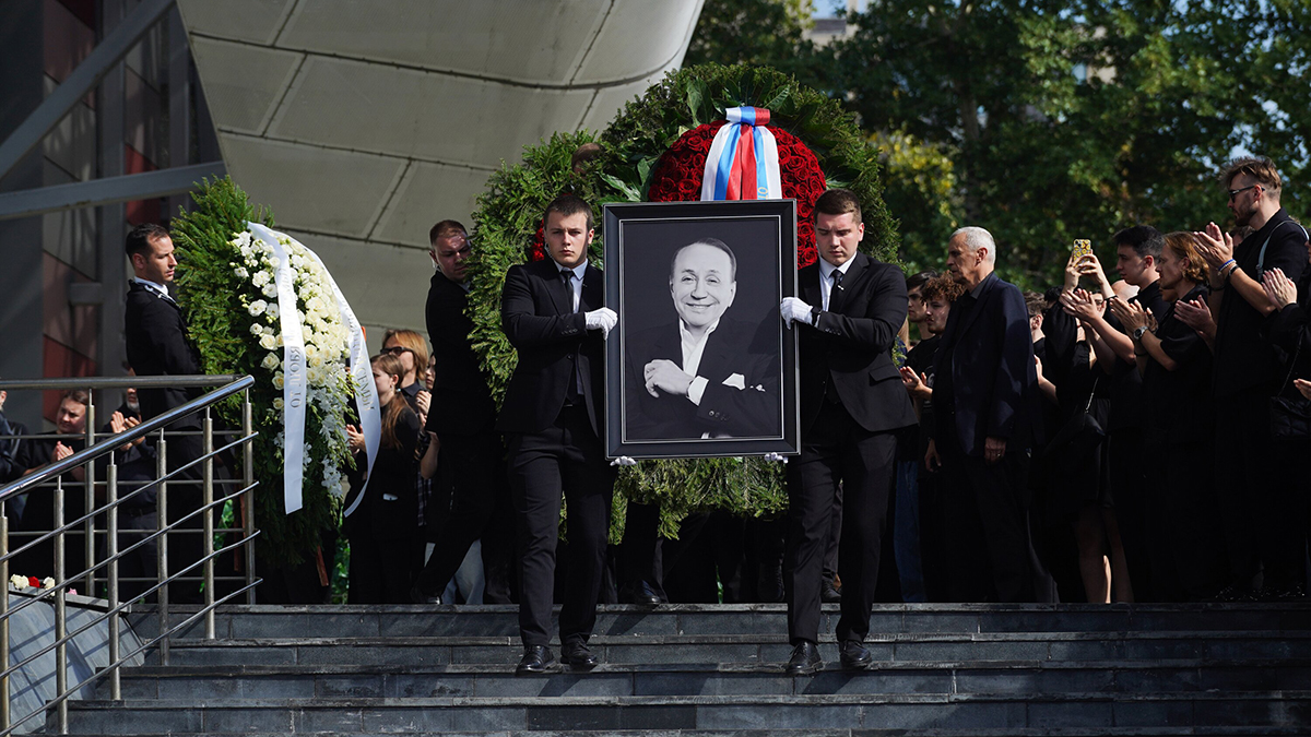 Семья Маслякова обратилась в полицию после разрушения могилы ведущего