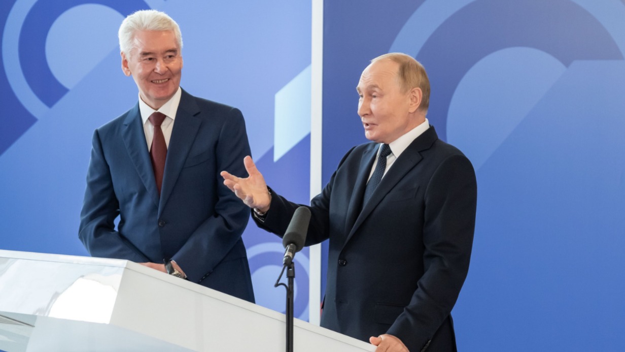 Президент России Владимир Путин (справа) и мэр Москвы Сергей Собянин открыли новые корпуса МГТУ имени Баумана, кинопарк «Москино» и первый участок Троицкой линии метро