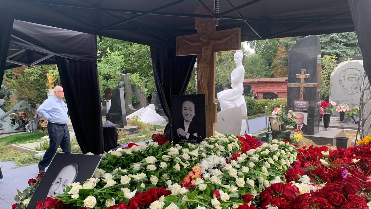 Море слез и цветов: как Москва прощалась с Александром Масляковым