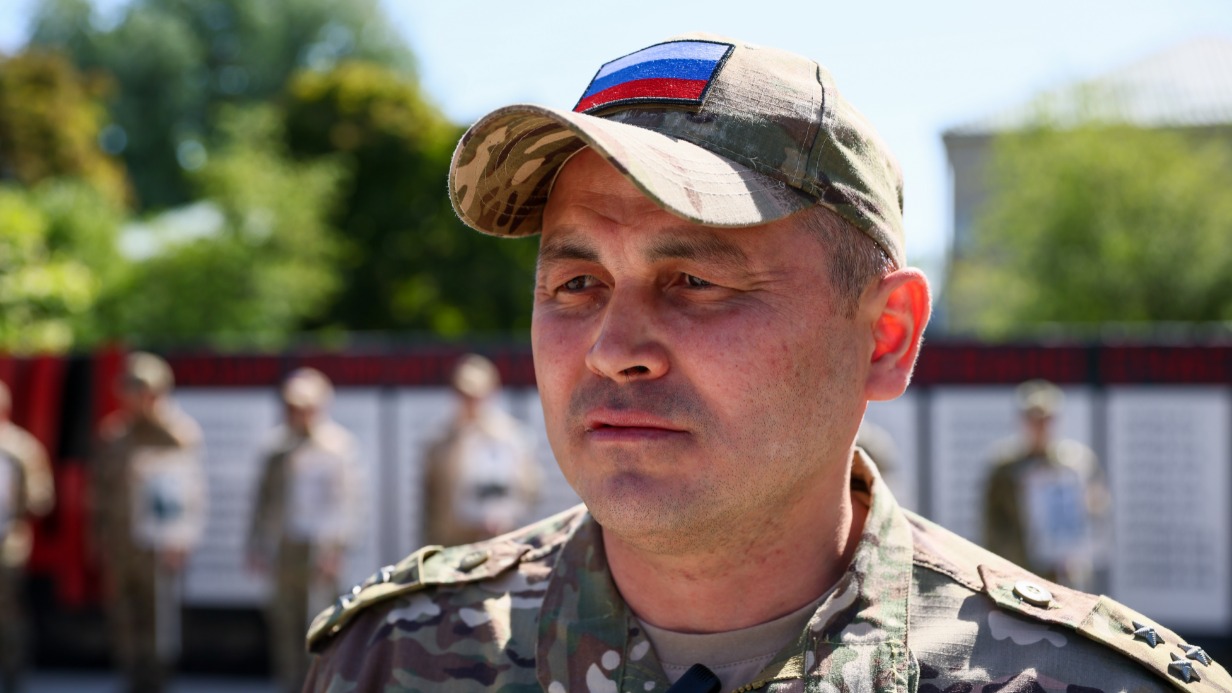 Герой России Рустам Сайфуллин прибыл накануне Дня Победы в село Новоахтырка в ЛНР