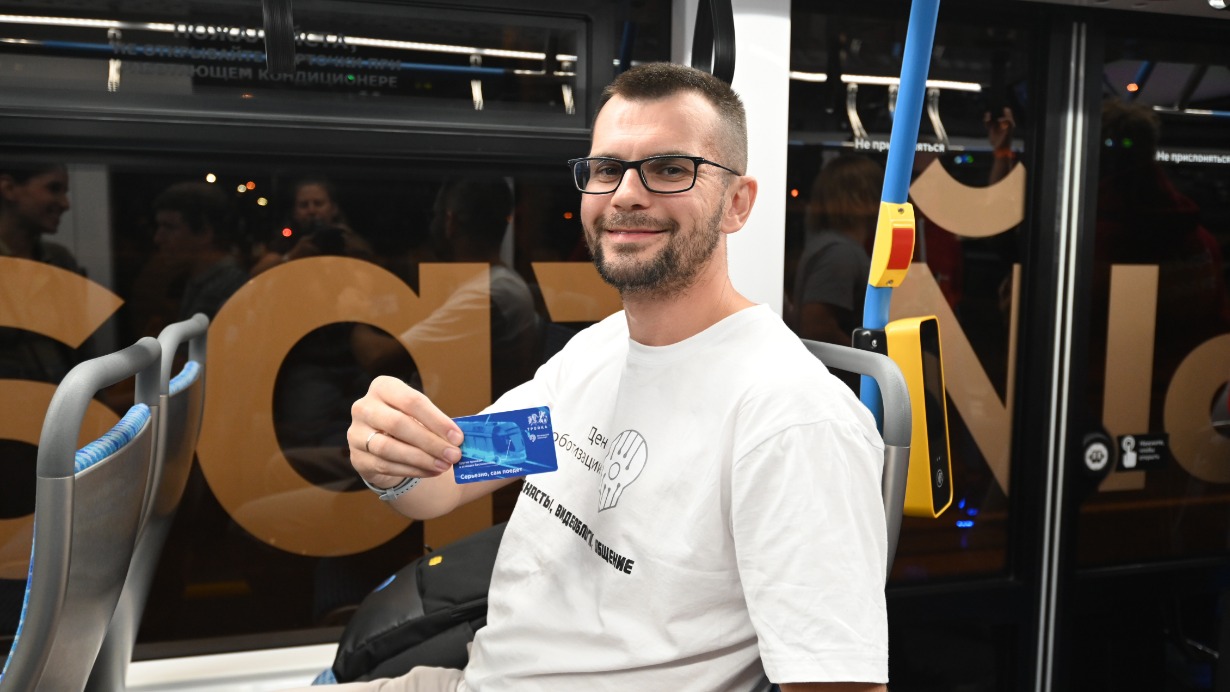 Москвич Александр Воробьев стал одним из первых пассажиров беспилотного трамвая «Львенок-Москва», который курсирует по маршруту № 10 от улицы Кулакова до станции метро «Щукинская» и обратно. Александр высоко оценил инновационный транспорт