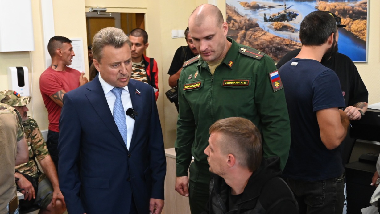 Депутат Госдумы Анатолий Выборный (слева) и представитель Единого пункта отбора Артем Левыкин общаются с будущим военнослужащим