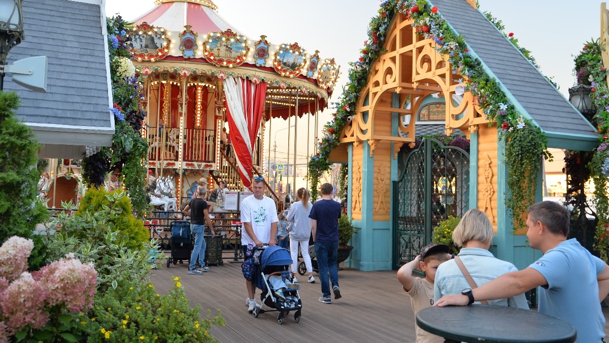 Новая площадка с кортами для стритбола и шале в стиле русского модерна открылась в Люблине