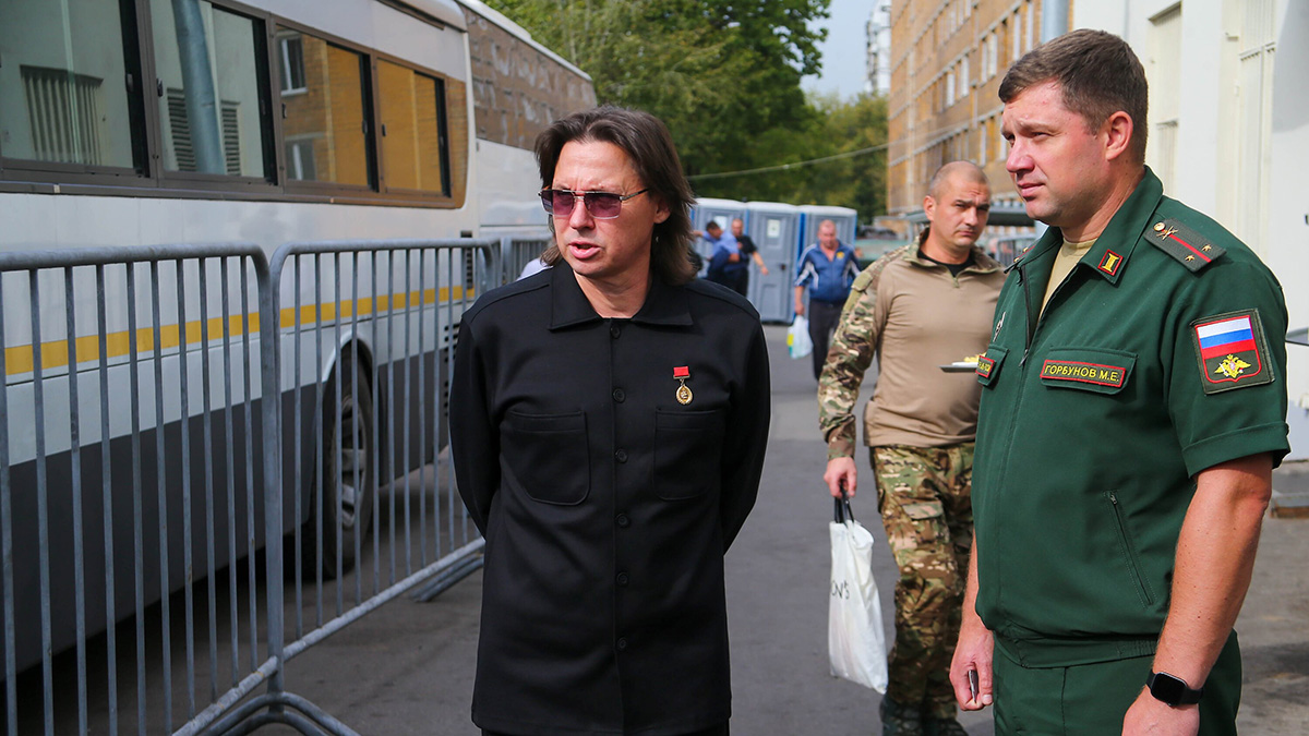 Музыкант Юрий Кононов встретился с контрактниками в Едином пункте отбора на военную службу в Москве