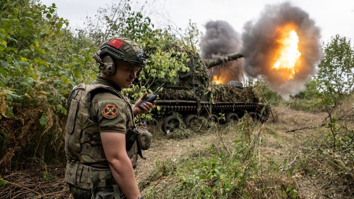 Работа расчета самоходной гаубицы 2С3 «Акация» по позициям Вооружен- ных сил Украины в Курской области