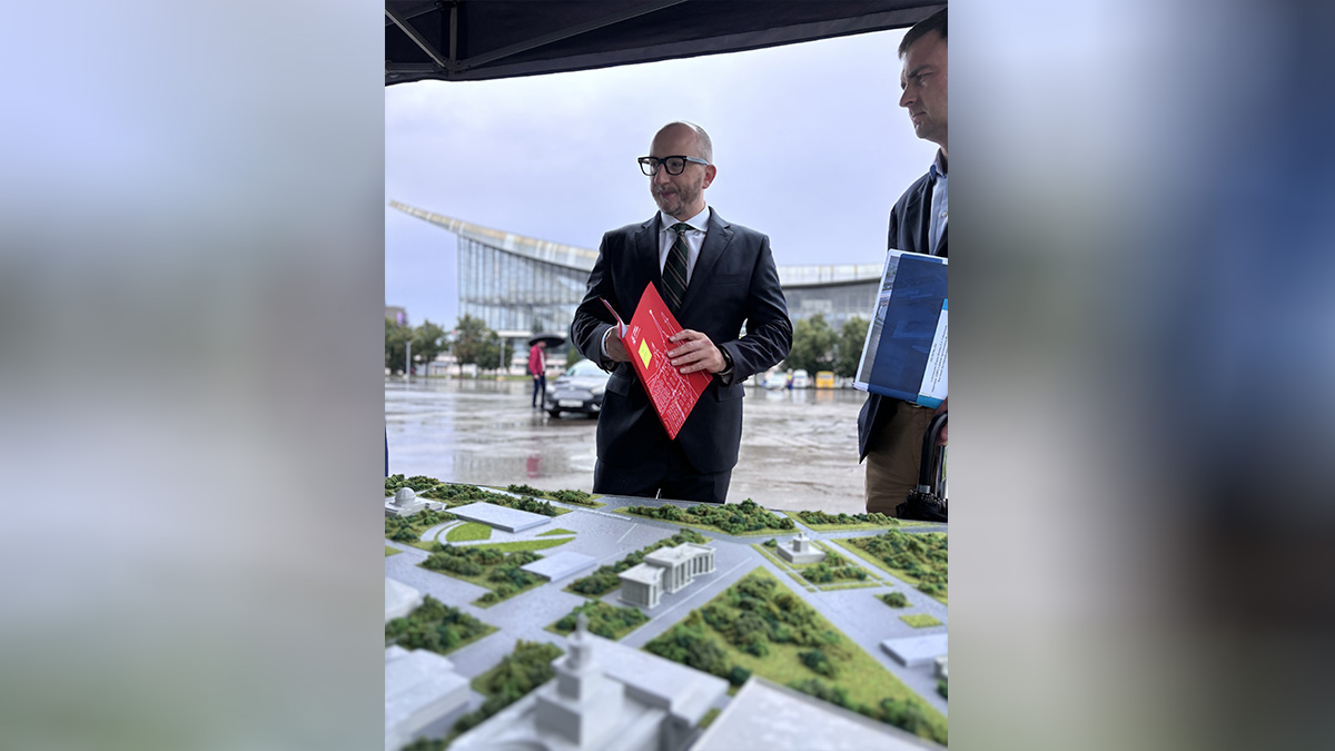 Председатель Комитета по туризму Москвы Евгений Козлов осматривает макет «ЭКСПО» на ВДНХ