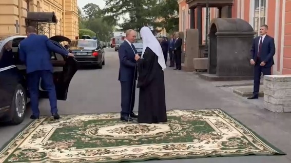 Путин и патриарх Кирилл посетили Александро-Невскую лавру в Санкт-Петербурге