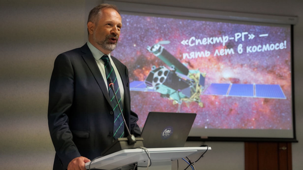 Анатолий Петрукович на вручении благодарностей за вклад в создание обсерватории «Спектр-Рентген-Гамма» и в связи с 300-летним юбилеем Российской академии наук