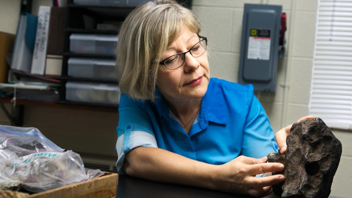 Профессор университета в Мичигане Монализа Сирбеску рассматривает метеорит
