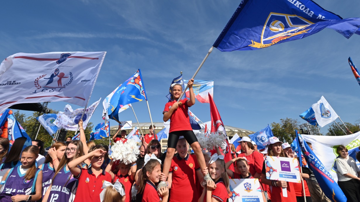 Участница спортивного клуба «Импульс» школы № 1770 Полина Черникова на параде по случаю старта спортивного сезона в образовательных организациях Москвы. Каждый пятый школьник сегодня посещает спортивные секции