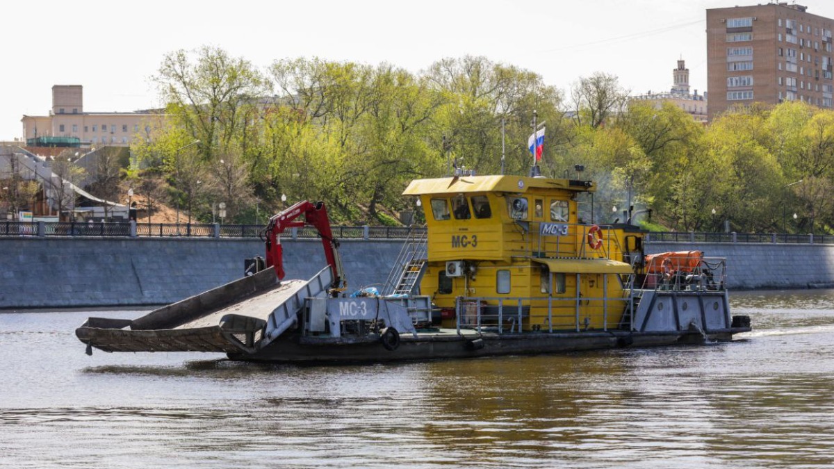 Коммунальный флот собрал более 500 тонн мусора с водной акватории Москвы