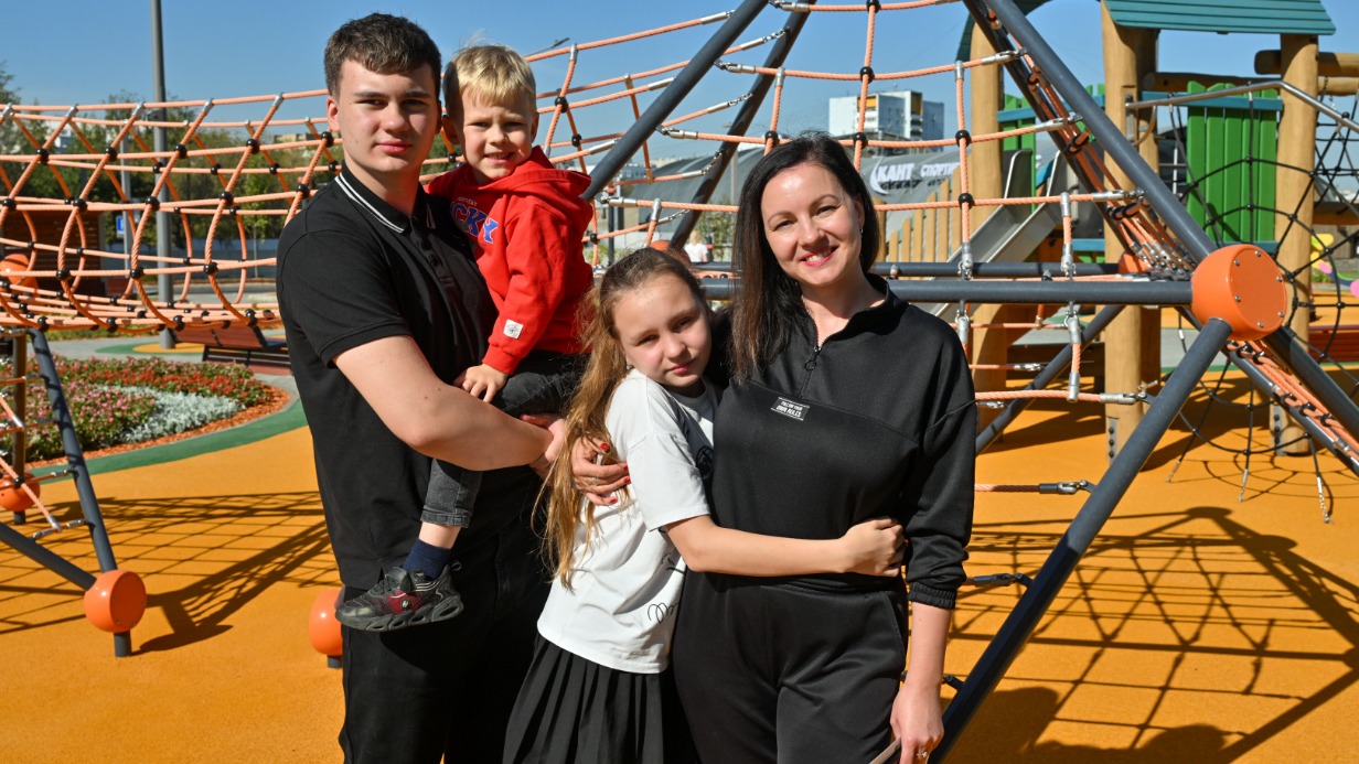 Семья Зверевых ждет начала переезда в новый дом, построенный по программе реновации в Электролитном проезде. Менять родной Нагорный район на другой им не придется. Рядом находятся знакомые школа и детский сад. Младшим членам семьи понравились игровые площадки во дворе их будущего дома