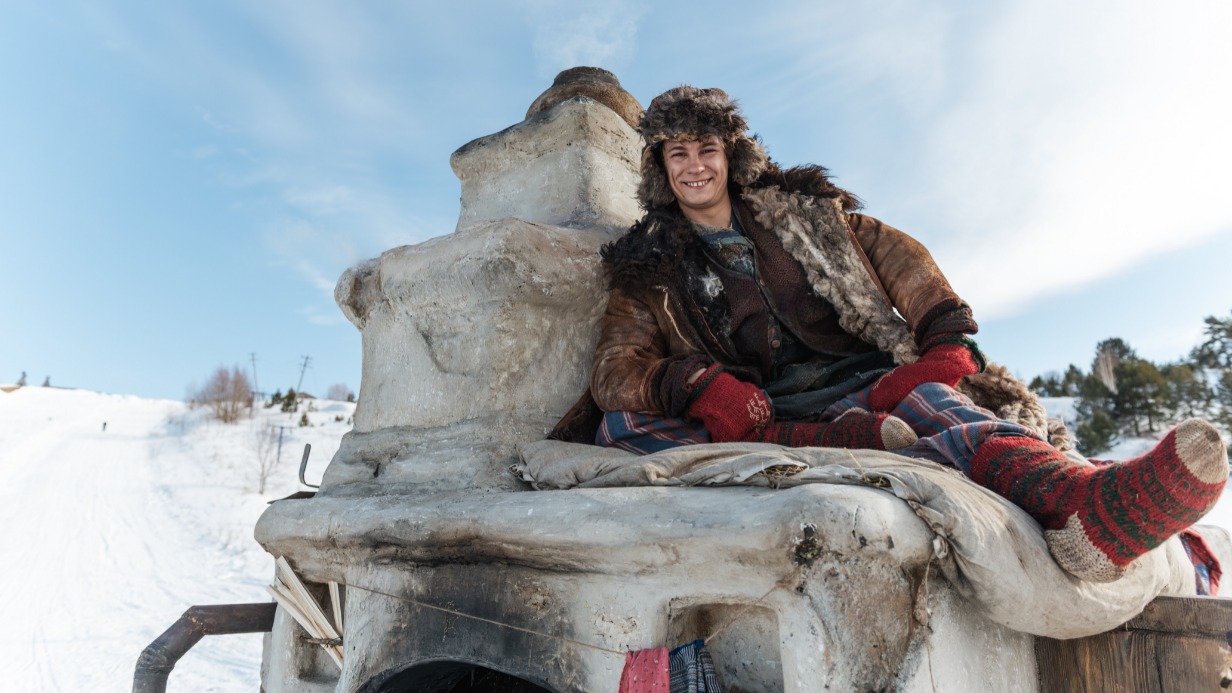 Кадр из фильма «По щучьему велению» (2023). Актер Никита Кологривый в роли Емели — персонажа, воплощающего в себе все расхожие представления о русском человеке