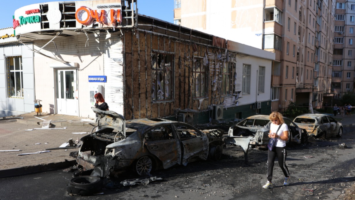 Последствия обстрела Белгорода, в результате которого пострадали 8 человек