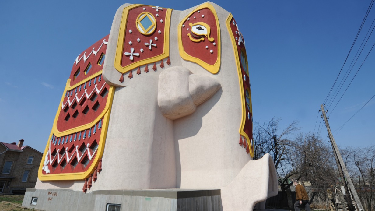 Дом «Слон» в индийском стиле можно увидеть на Центральной улице в деревне Островцы Раменского района