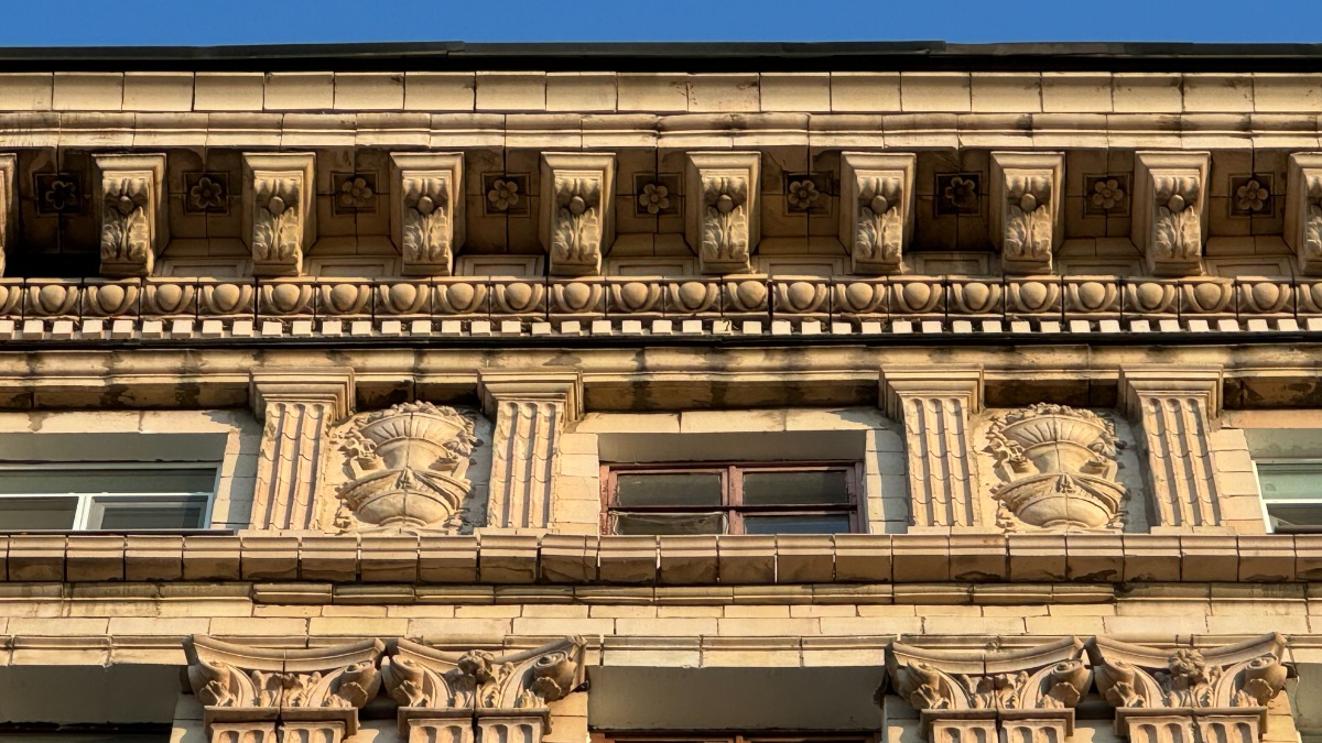 Сохраняя позднюю советскую неоклассику: в центре столицы капитально отремонтируют дом 1957 года постройки