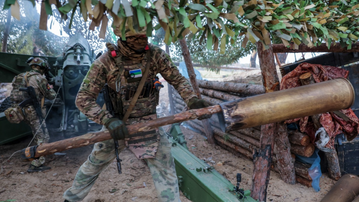 Участник спецоперации во время работы расчета 152-мм пушки 2А36 «Гиацинт-Б» в Херсонской области