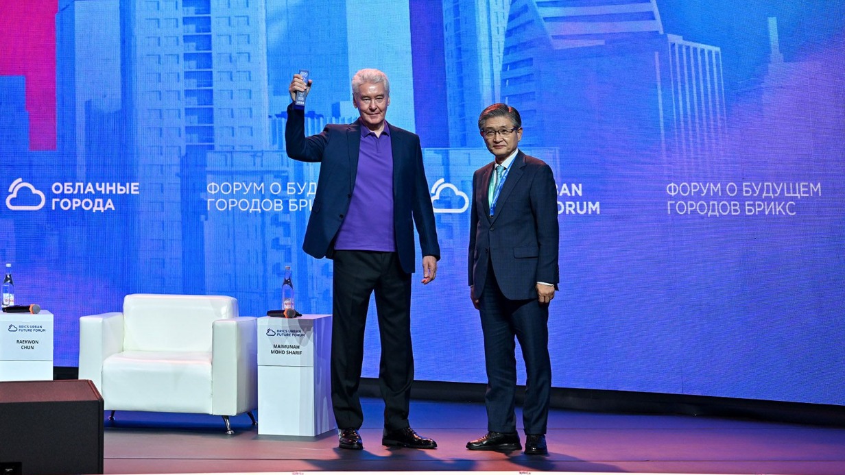 Лауреат Нобелевской премии мира Рае Квон Чунг вручил мэру Москвы Сергею Собянину Всемирную премию в номинации «Устойчивые города и сообщества»