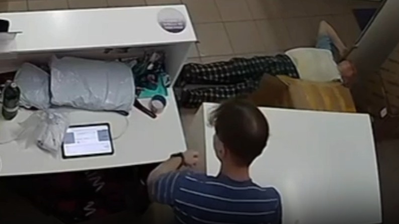 Сотрудник пункта выдачи жестоко избил пожилого человека в Москве