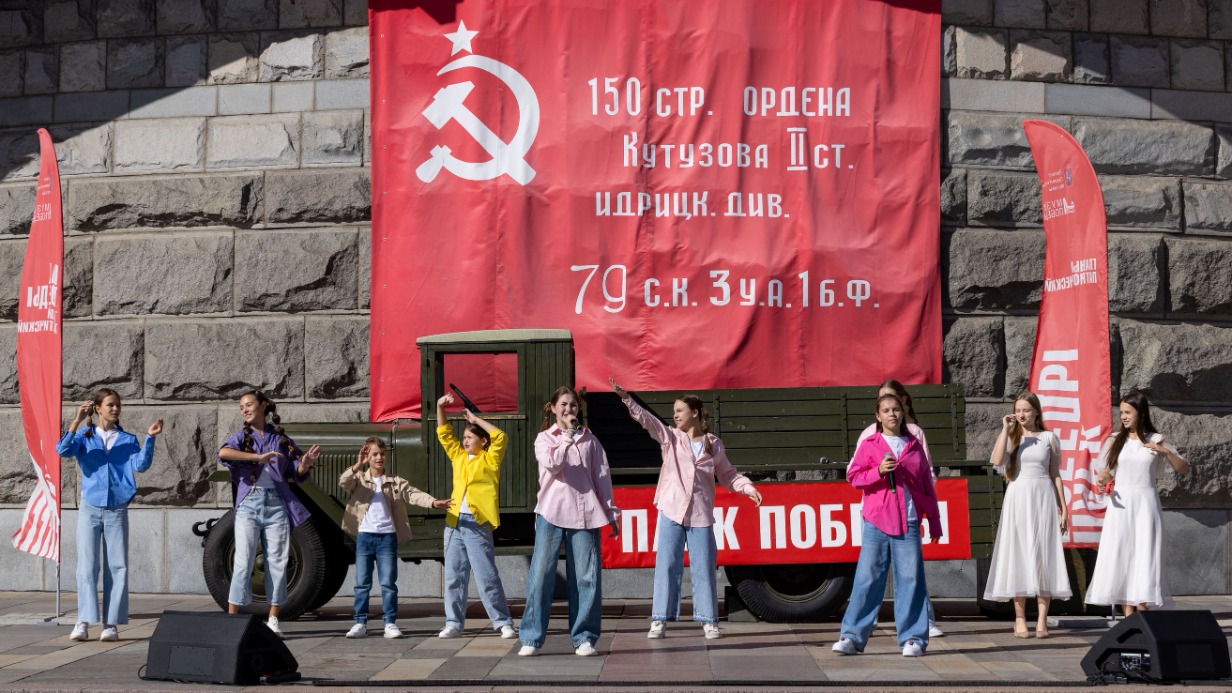 Сотни артистов из разных стран выступили в парке у Музея Победы