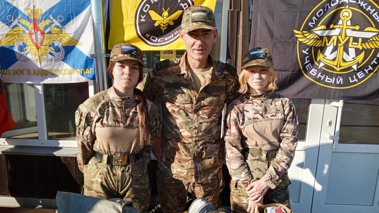 Митинский военный комиссар полковник Станислав Протасов с кадетами школы № 1619 Вероникой Яковлевой (слева) и Юлией Беляевой (справа) показали посетителям «Территории единства» армейское снаряжение: полевые сумки, противогазы