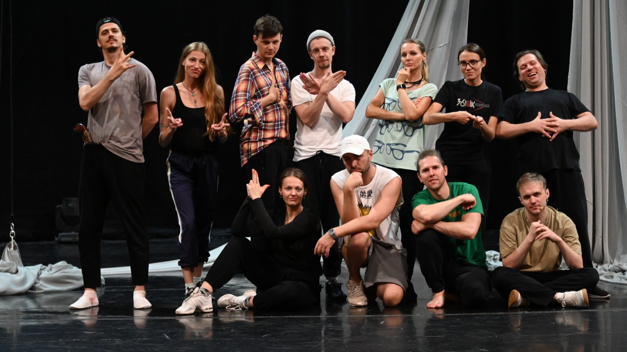 Театр мимики и жеста. Участники репетиции спектакля «Пиковая дама». На первом плане сидят: актриса Ольга Тимофеевв, режиссер Александр Буслаев, актер Вадим Николаев и диктор Юрий Шелковников. Стоят актеры: Игорь Стрелкин, Ольга Вологжина, Алексей Лемешев, Максим Тиунов, Юлия Агапова, Анастасия Заитова, Сергей Семененко