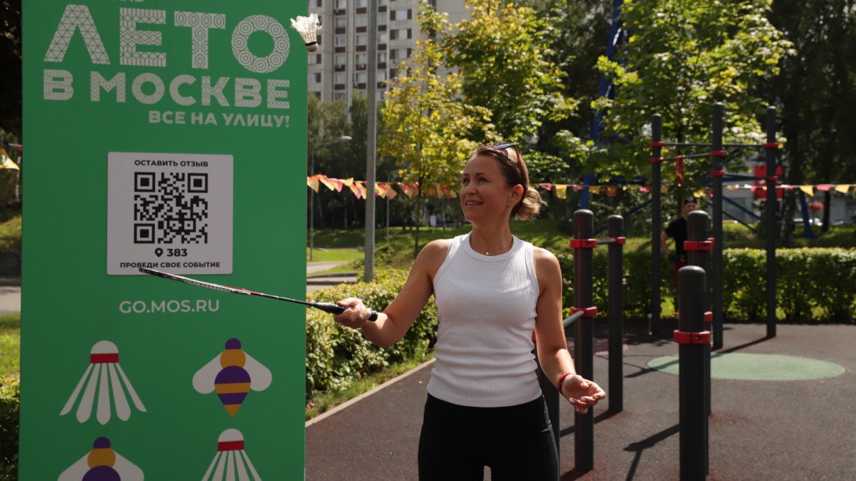 Жительница района Братеево Олеся Чернова на одной из спортивных площадок фестиваля «Лето в Москве. Все на улицу!» играет в бадминтон