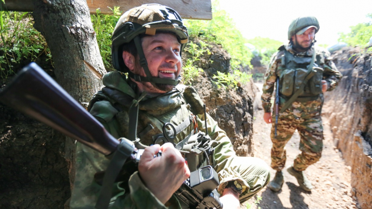 Офицеры и солдаты Сухопутных войск Вооруженных сил России выполняют боевые задачи на угледарском направлении в зоне проведения специальной военной операции