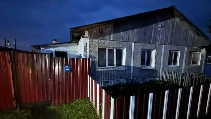 Родственники отравившейся под Красноярском семьи нашли у дома мертвого котенка