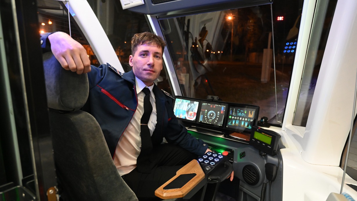 Машинист Алексей Виноградов присматривает за работой беспилотного трамвая