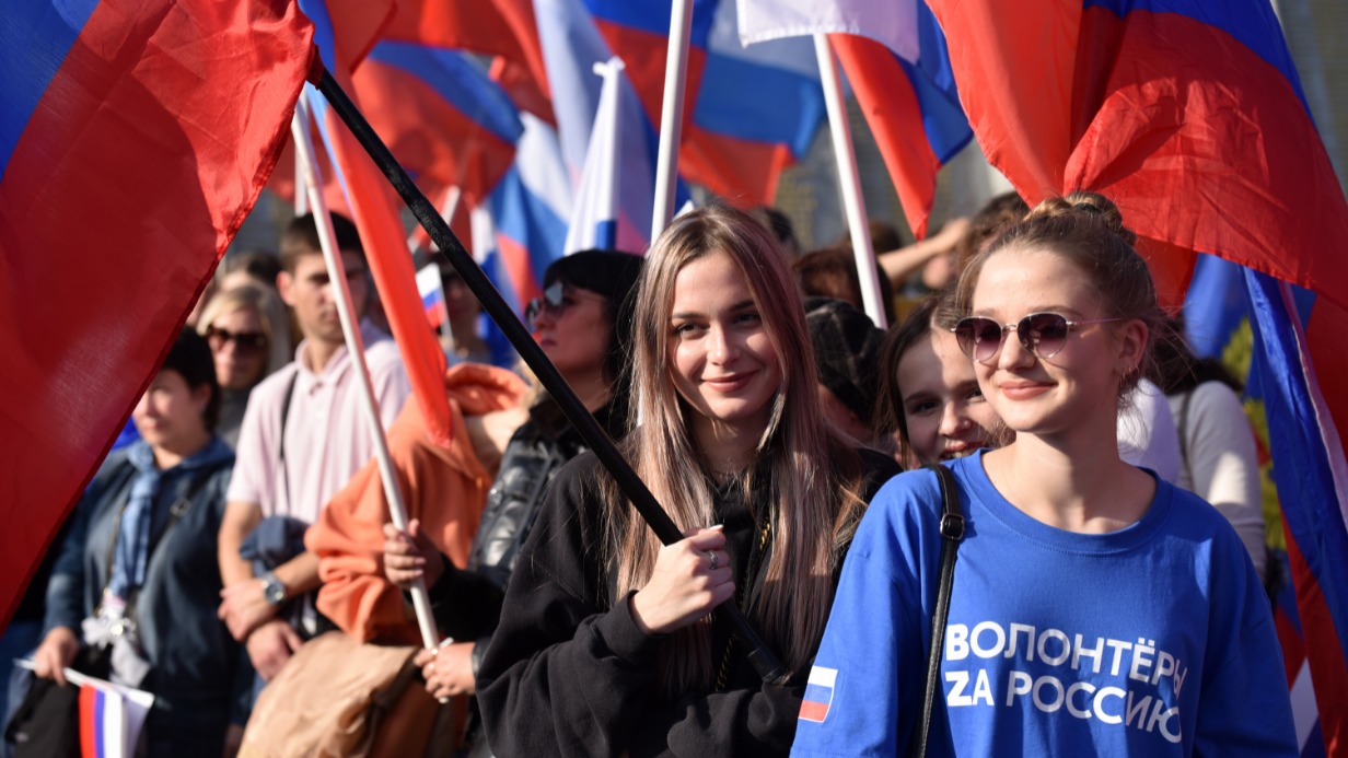 Участники патриотической акции «Мы возвращаемся домой» у мемориального комплекса «Саур-Могила» в ДНР