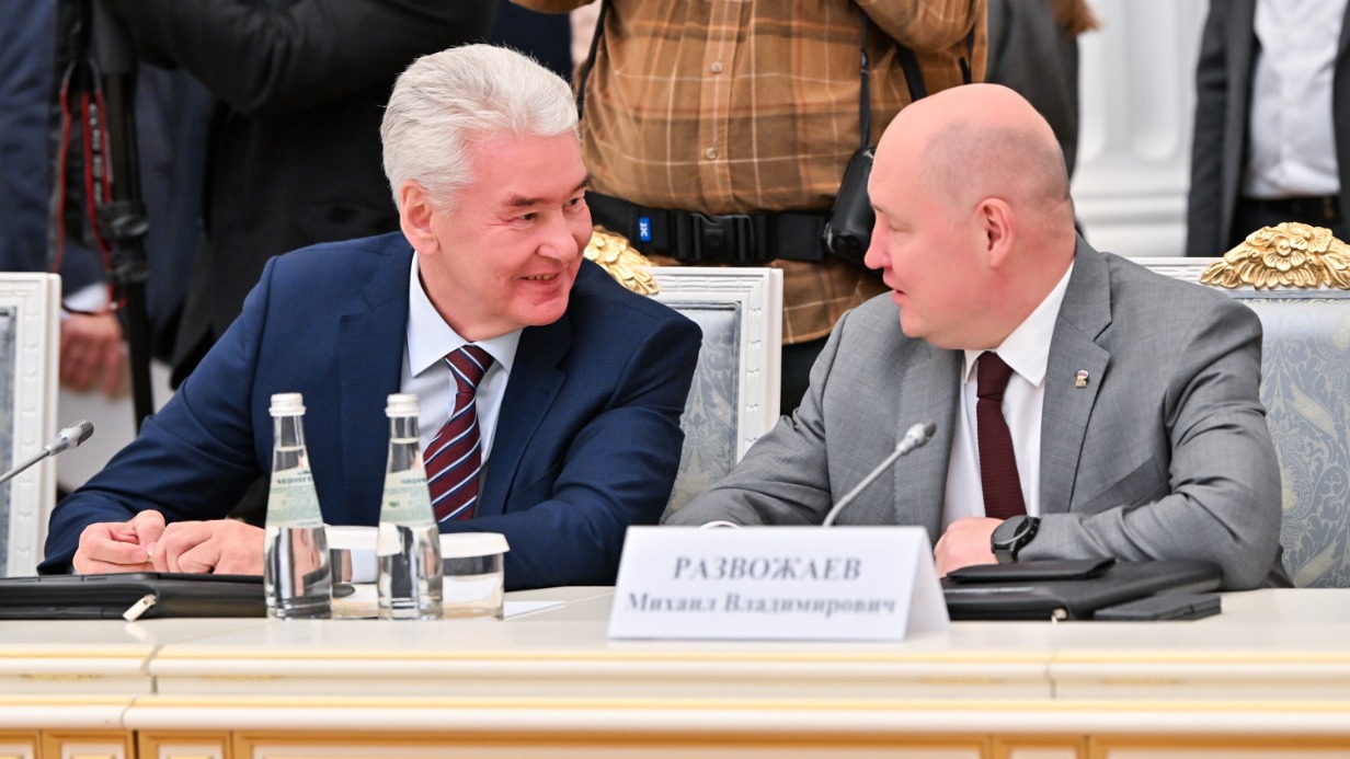 Мэр Москвы Сергей Собянин (слева) и губернатор города Севастополя Михаил Развожаев на расширенном заседании президиума Госсовета РФ, который провел президент Владимир Путин. Одними из ключевых тем стали дальнейшие шаги по наращиванию экспортного потенциала страны и роль регионов в этом процессе