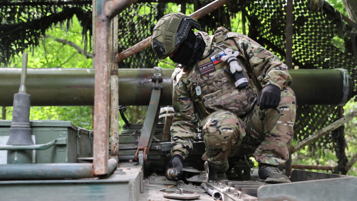 Российский боец во время работы в подразделениях 238-й гвардейской артиллерийской бригады в ДНР