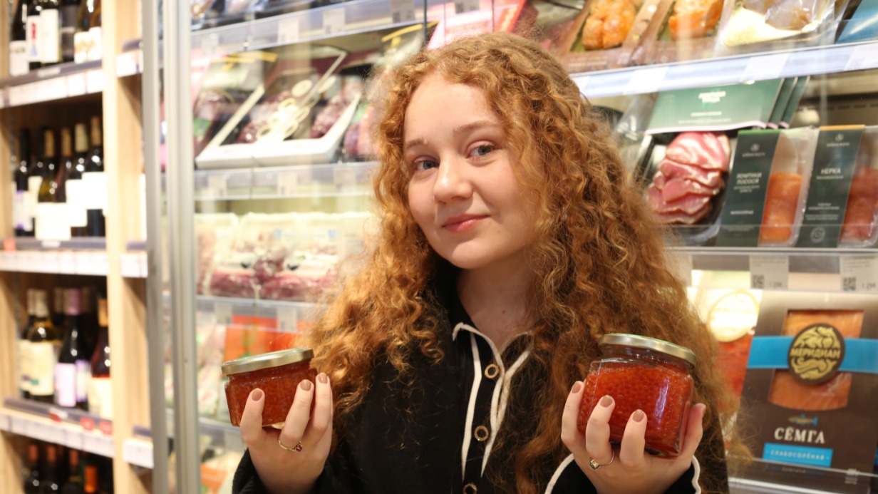 Москвичка Валерия Михайловская выбирает икру в специализированном магазине