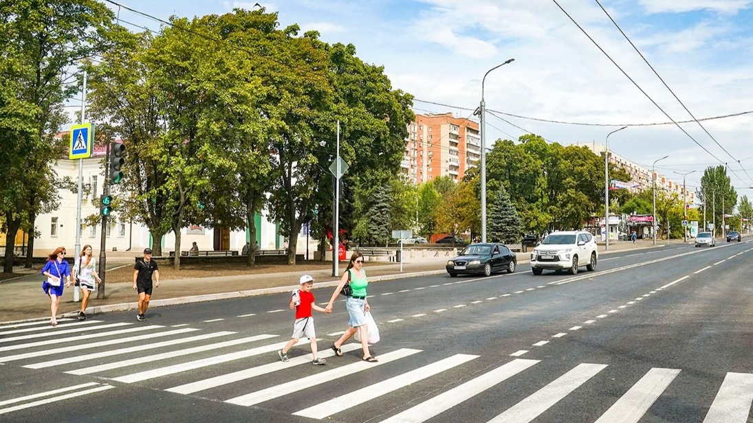 Московские дорожники благоустроили две крупные магистрали в Донецке и Луганске 