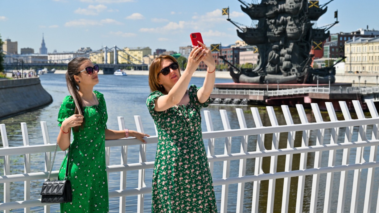 Новый пешеходный мост между стрелкой острова Балчуг и Крымской набережной стал еще одним популярным местом притяжения для москвичей и гостей столицы